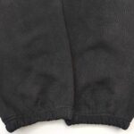 Pantaloni neri sportivi con polsini elasticizzati, comodi e ideali per relax e attività casual.