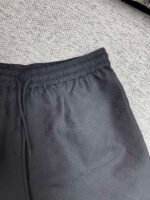 Pantaloni sportivi neri con vita elasticata e logo discreto, comodi e eleganti per ogni occasionе.