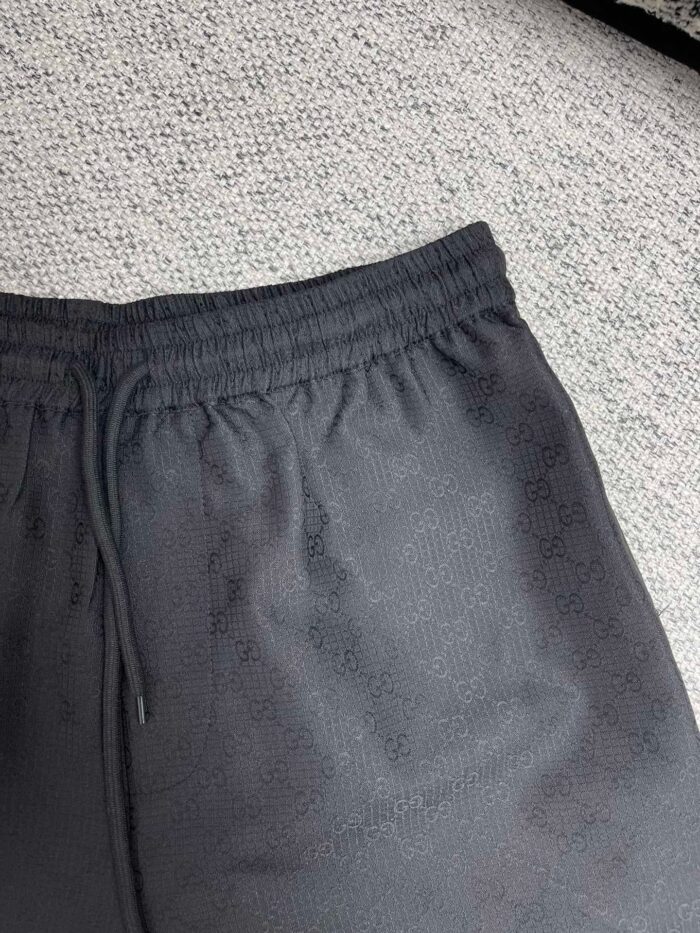 Pantaloni sportivi neri con vita elasticata e logo discreto, comodi e eleganti per ogni occasionе.