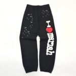 Pantaloni jogger neri con grafica urbana, scritta “I ❤️ merch” e dettagli creativi, stile casual e trendy.