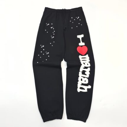 Pantaloni jogger neri con grafica urbana, scritta “I ❤️ merch” e dettagli creativi, stile casual e trendy.