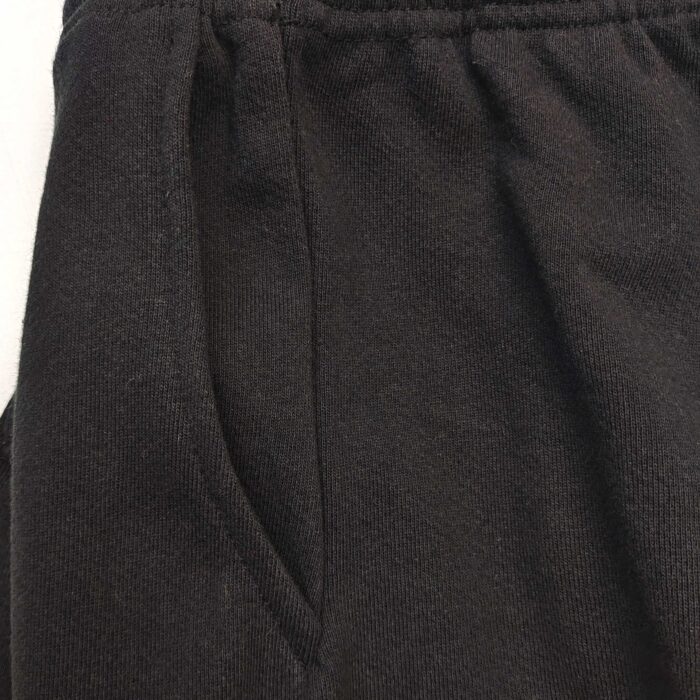 Pantaloni jogger neri con tasca laterale, elasticizzati e comodi per sport e relax.