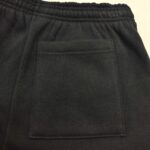 Pantaloni jogging neri con tasca laterale ed elastico, comodi e ideali per sport e relax.