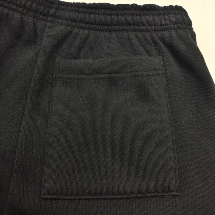 Pantaloni jogging neri con tasca laterale ed elastico, comodi e ideali per sport e relax.