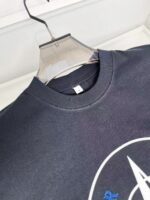 Felpa nera casual con logo grafico sul colletto, stile semplice e trendy.