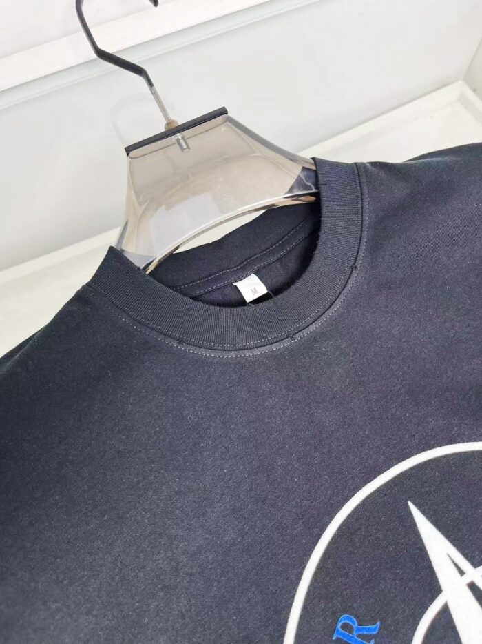 Felpa nera casual con logo grafico sul colletto, stile semplice e trendy.