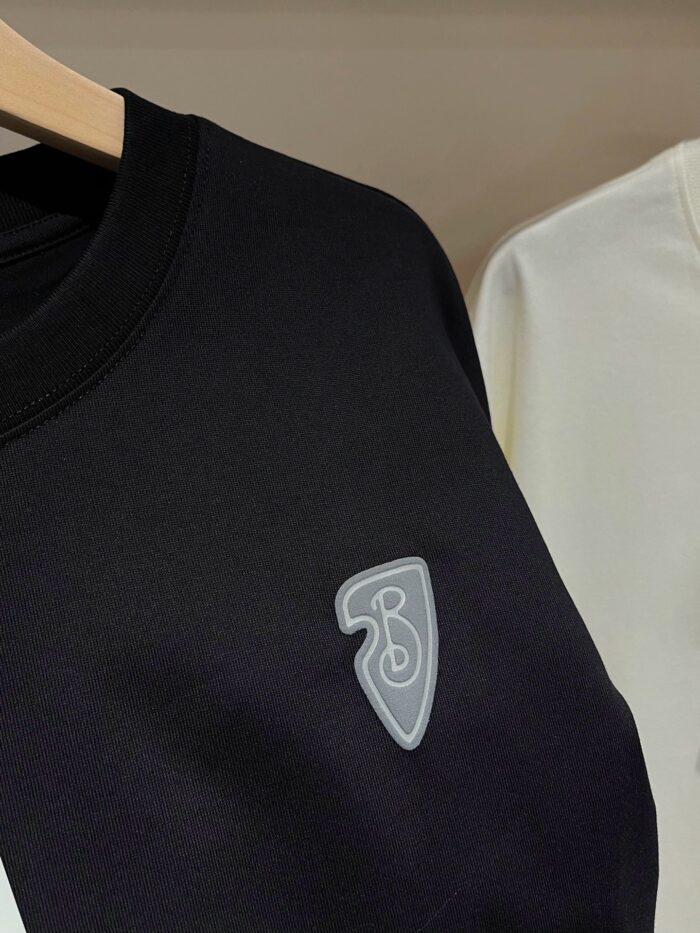 Felpa nera con logo ricamato, stile casual e confortevole, abbinata a capo chiaro in esposizione.