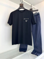 Abbigliamento casual donna: maglietta nera e pantaloni navy stile minimalista e versatile.