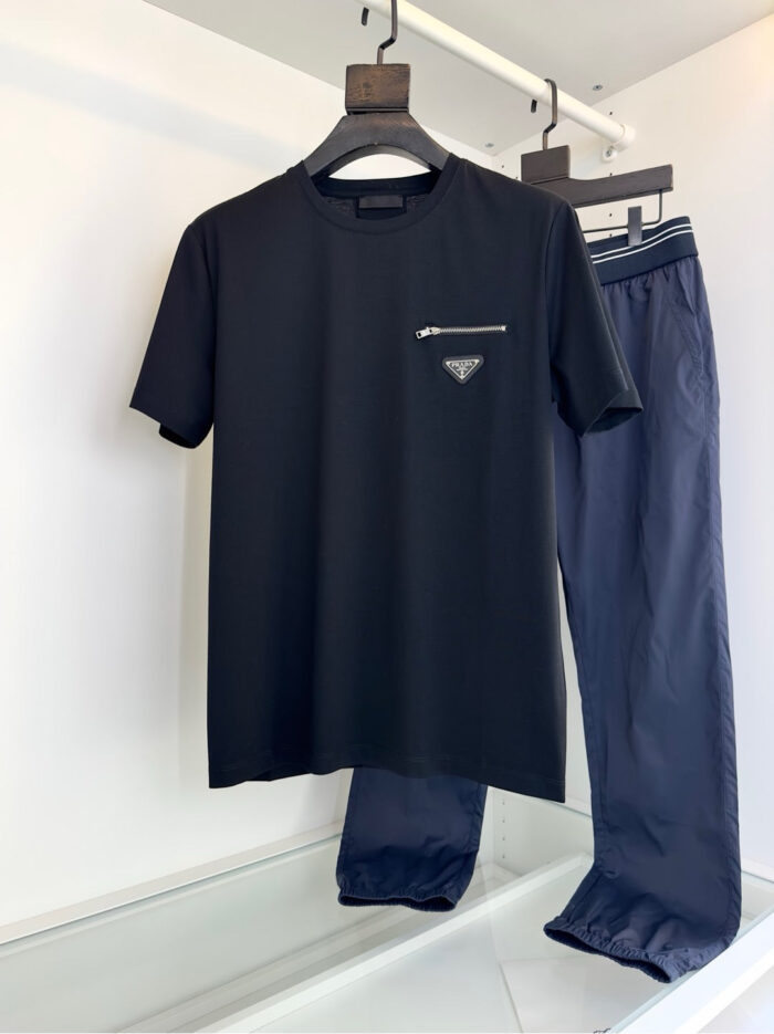 Abbigliamento casual donna: maglietta nera e pantaloni navy stile minimalista e versatile.