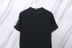 Maglietta nera casual con dettagli a contrasto e strisce bianche, stile minimal e streetwear.