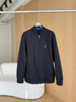 Giacco nera zip-up casual con logo discreto, stile moderno e adatta a ogni occasione.
