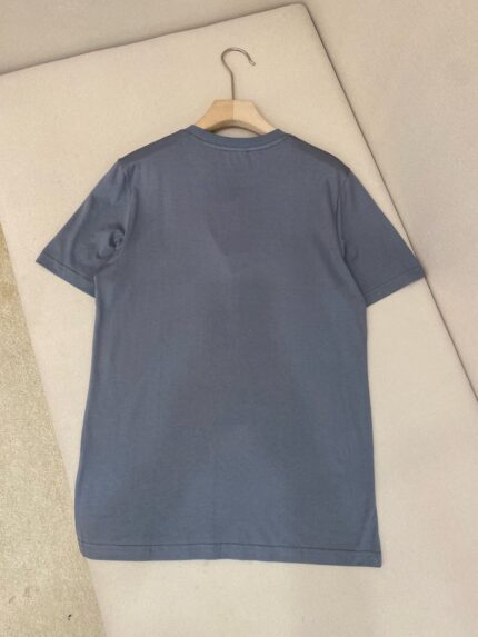 Maglietta semplice blu casual, vista posteriore, ideale per look versatili e comfort daily.