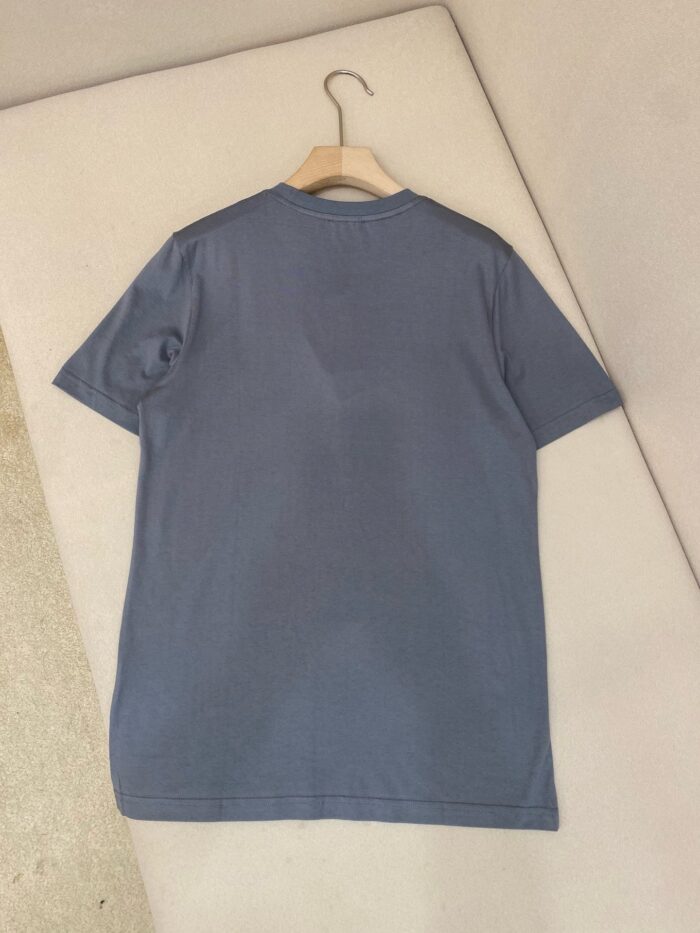 Maglietta semplice blu casual, vista posteriore, ideale per look versatili e comfort daily.