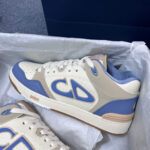 Sneaker casual in crema, blu e marrone con logo CD, stile sportivo e di tendenza.