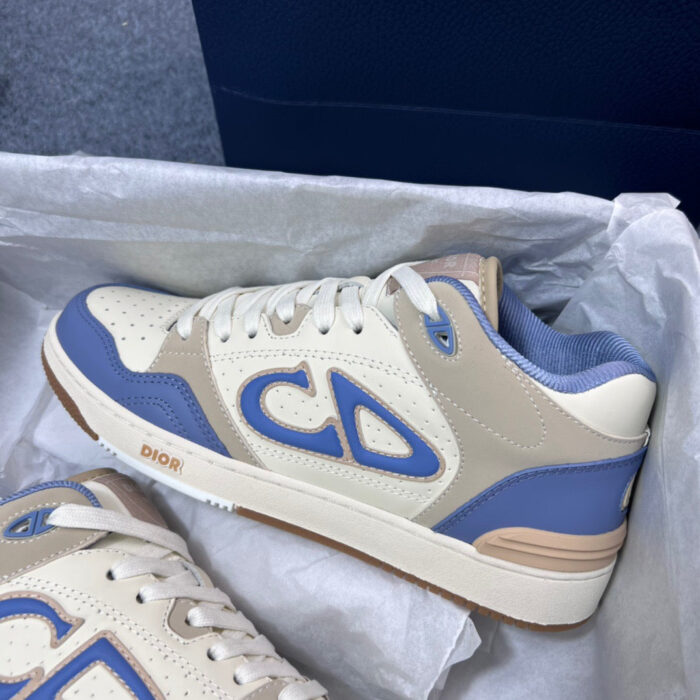 Sneaker casual in crema, blu e marrone con logo CD, stile sportivo e di tendenza.
