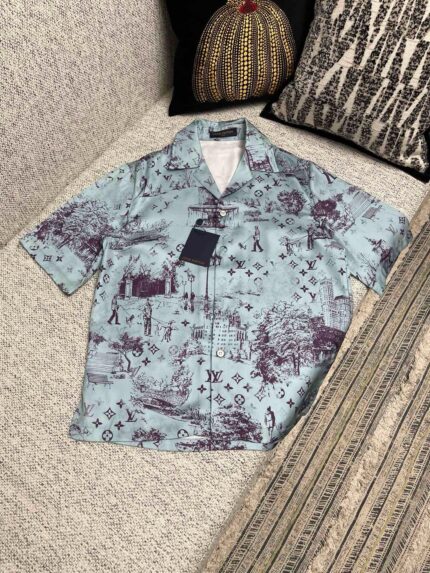 Camicia corta azzurra con motivi toile, stile casual chic in ambiente accogliente.