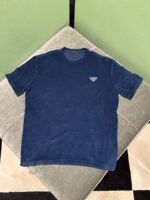 Maglietta casual blu con logo, stile rilassato e tessuto morbido, ideale per ogni occasione.