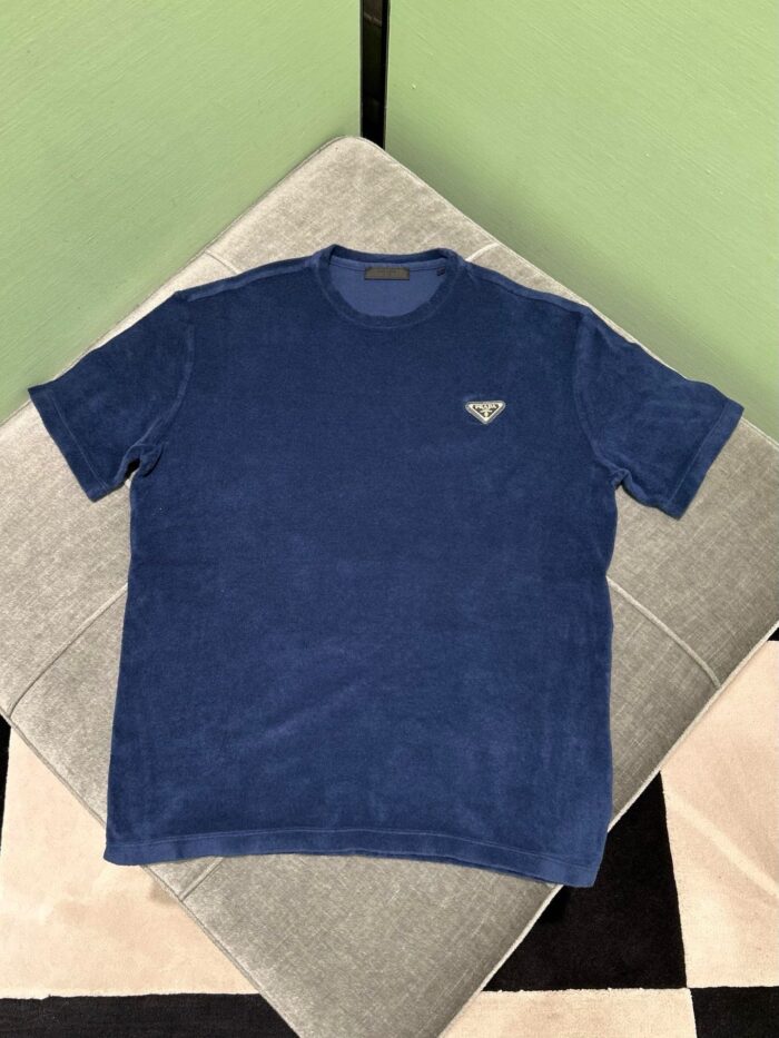 Maglietta casual blu con logo, stile rilassato e tessuto morbido, ideale per ogni occasione.