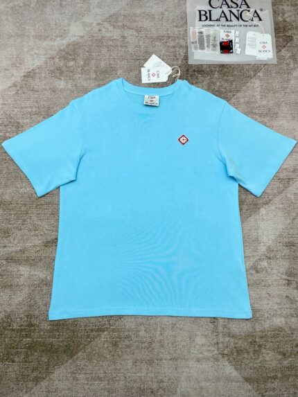 T-shirt casual azzurra con logo rosso, recente collezione, perfetta per look informali e alla moda.