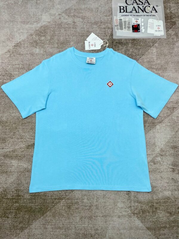 T-shirt casual azzurra con logo rosso, recente collezione, perfetta per look informali e alla moda.