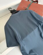 Maglietta blu casual con borsa terracotta e dettagli turchese, stile semplice e trendyquotidiano.
