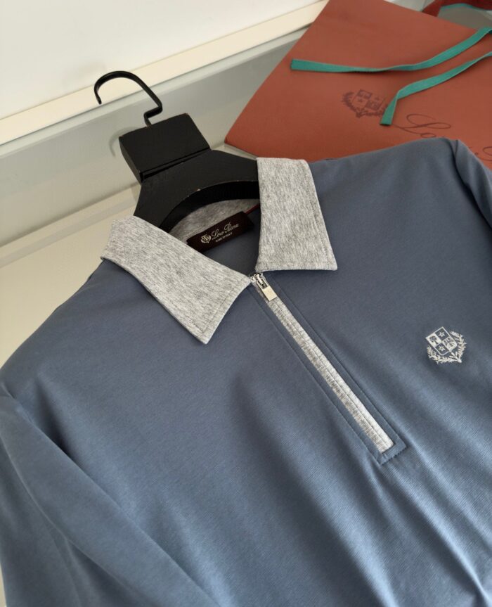 Maglietta polo blu con zip, collo contrasto grigio e logo ricamato elegante.
