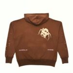 Felpa marrone oversize con grafica spider e testo bianco, stile vintage e casuale.
