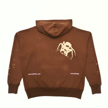 Felpa marrone oversize con grafica spider e testo bianco, stile vintage e casuale.
