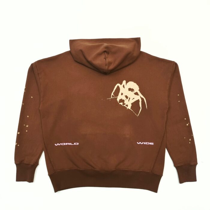 Felpa marrone oversize con grafica spider e testo bianco, stile vintage e casuale.