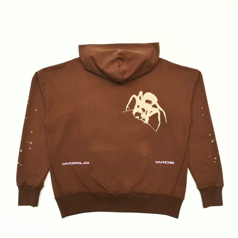Felpa marrone oversize con grafica spider e testo bianco, stile vintage e casuale.