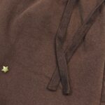 Pantaloni jogger marroni con stella verde, casual e comodi, perfetti per stile e comfort quotidiano.
