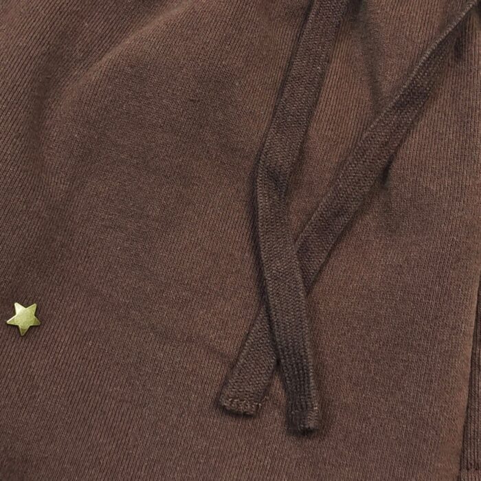 Pantaloni jogger marroni con stella verde, casual e comodi, perfetti per stile e comfort quotidiano.