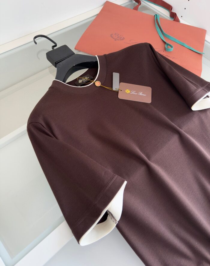 Maglietta marrone con dettagli bianchi e borsa terra cotta, stile chic e versatile.