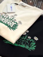 Felpe Burberry con fiori colorati e dettagli naturali, stile casual e moderno.