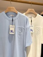 T-shirt Burberry logo elegante e casual, azzurro e bianco, stile minimalista e di qualità.