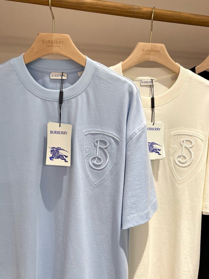 T-shirt Burberry logo elegante e casual, azzurro e bianco, stile minimalista e di qualità.