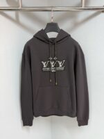 Felpa grigia con logo “YYV”, design moderno e dettagli eleganti, perfetta per stile e comfort casuale.