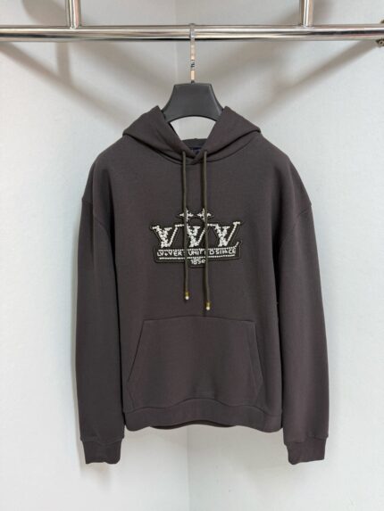 Felpa grigia con logo “YYV”, design moderno e dettagli eleganti, perfetta per stile e comfort casuale.