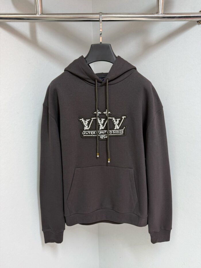 Felpa grigia con logo “YYV”, design moderno e dettagli eleganti, perfetta per stile e comfort casuale.