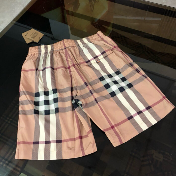 Pantaloncini estivi a quadri con elastico, moda casual e chic per lestate.