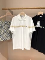 Display di polo e gonna a quadri, stile casual chic su sfondo neutro.