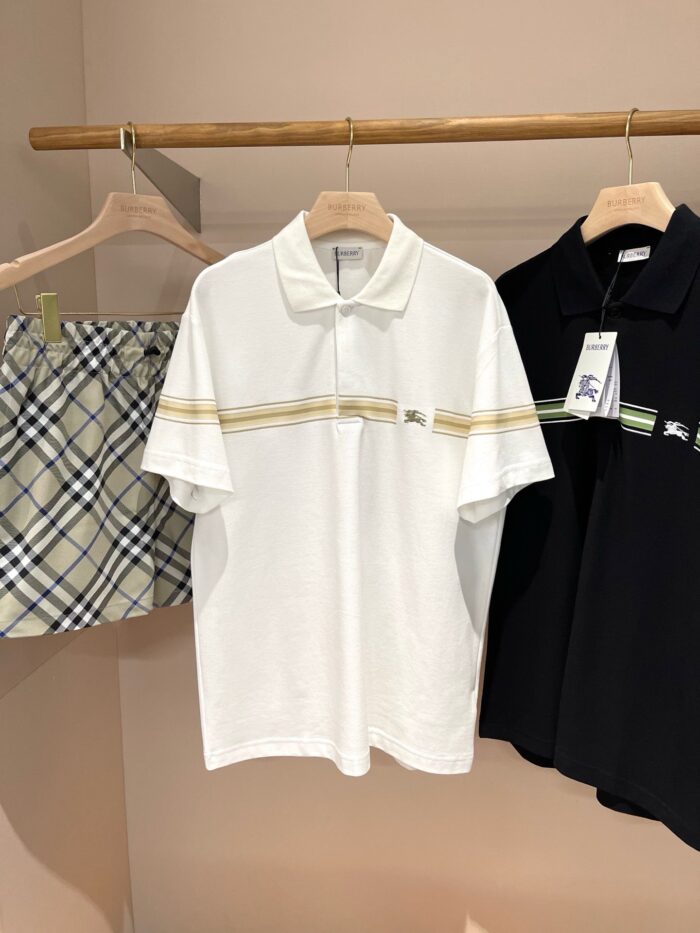 Display di polo e gonna a quadri, stile casual chic su sfondo neutro.