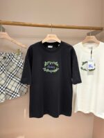 Set di T-shirt casual con grafica floreale e look versatile, abbinamenti facili e di stile.