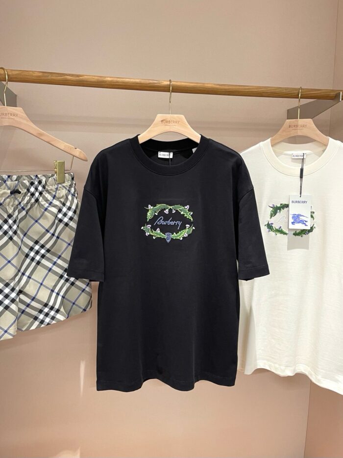 Set di T-shirt casual con grafica floreale e look versatile, abbinamenti facili e di stile.