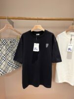 Set di abbigliamento casual con t-shirt nere, bianche e shorts scozzesi in stile trendy.