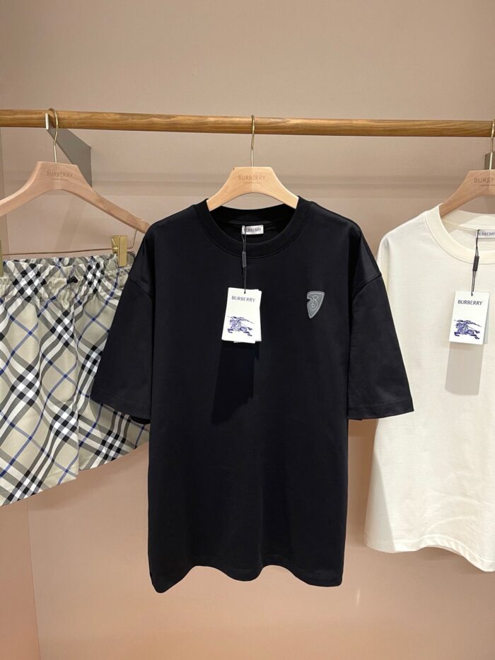 Set di abbigliamento casual con t-shirt nere, bianche e shorts scozzesi in stile trendy.