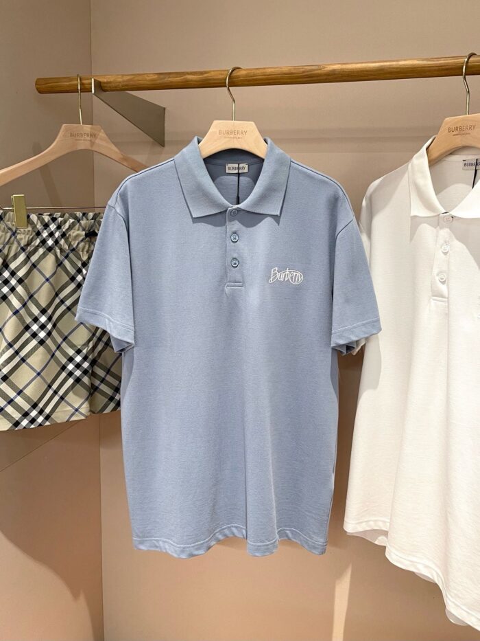 Abbigliamento uomo estivo: polo azzurra, camicia bianca e pantaloncini scozzesi.
