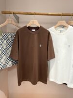 Vetrina con t-shirt casual, shorts a quadri e stile minimalista estivo.