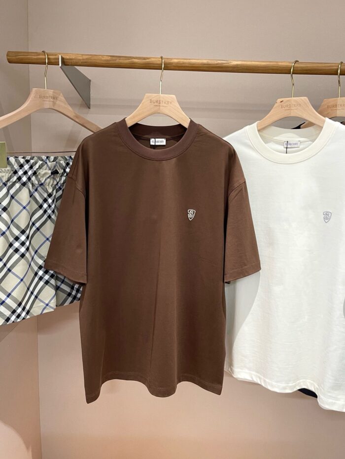 Vetrina con t-shirt casual, shorts a quadri e stile minimalista estivo.