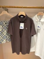 Display di polo marrone e bianca con pantaloncini a quadri per look estivo casual elegante.
